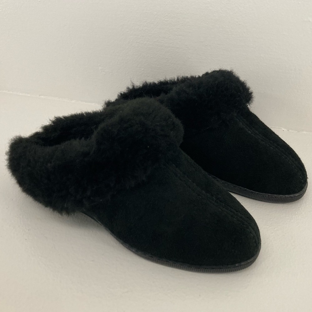 Minnetonka Cozy Black Women's Soft Furry Suede Slippers Winter Minimalist Sz 5